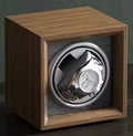 Remontoir de montre en bois fond gris