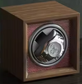 Remontoir de montre en bois fond rouge
